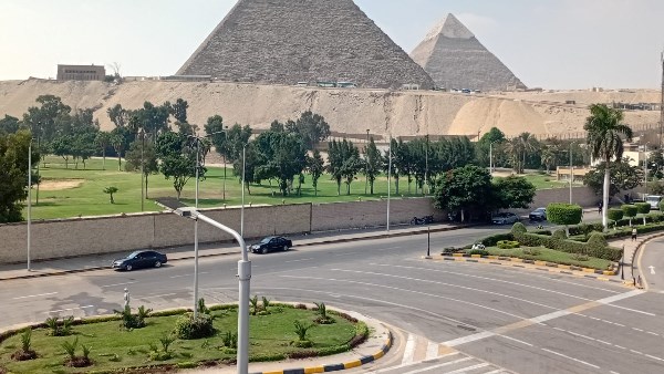 لليوم الثاني.. استمرار أعمال النظافة والتجميل بمحيط المتحف المصري الكبير ومدخل الأهرامات