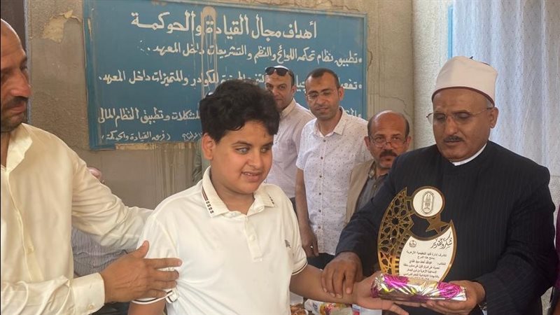 رئيس منطقة الإسماعيلية الأزهرية يكرم الطلاب المتفوقين بإدارة فايد (صور)