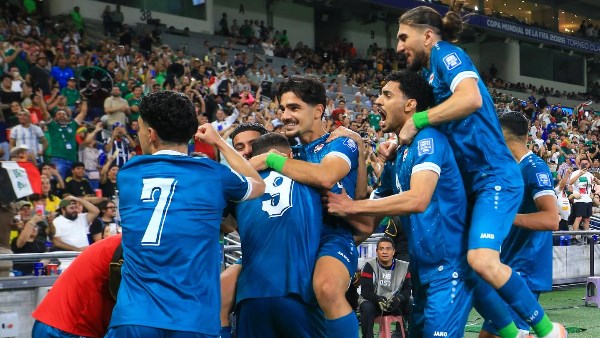 منتخب العراق يمدد عقد مدربه جراهام أرنولد
