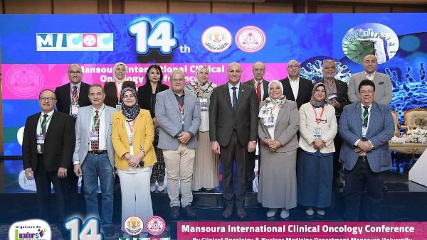 رئيس جامعة السادات يشارك في مؤتمر علاج الأورام بكلية الطب | صور