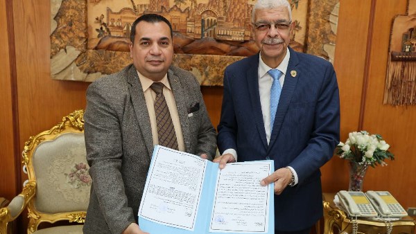 رئيس جامعة المنوفية يتسلم عقد إشهار النادي الرياضي