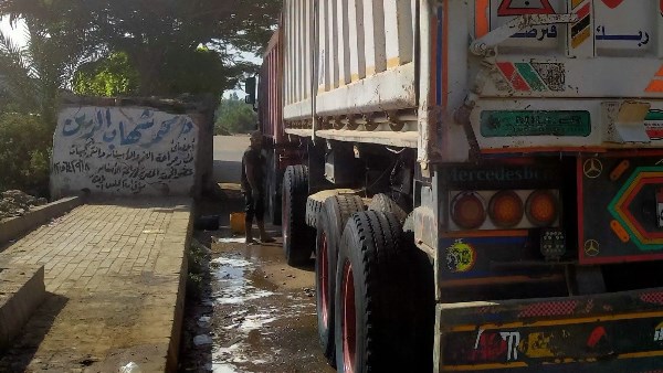 ضبط سيارة نقل تُتلف أسفلت طريق في المنوفية وتغريم قائدها
