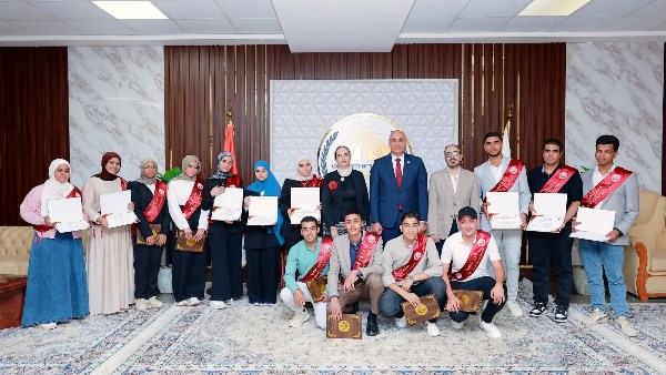 رئيس جامعة مدينة السادات يكرّم أوائل كلية الطب البشري
