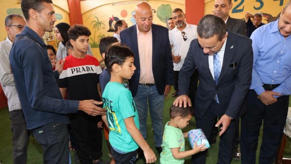 محافظ المنوفية يشارك الأيتام فرحتهم بالمولد النبوي ويطمئن على مستوى الخدمات بدار الرعاية