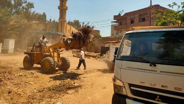 حملة خدمية بقرية كفر أبو الحسن بقويسنا لتحسين مستوى الخدمات والارتقاء بالمظهر الحضاري