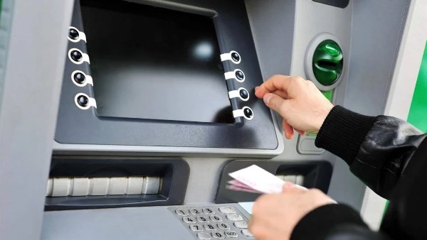 رسوم السحب من ماكينات ATM والحد الأقصى اليومي