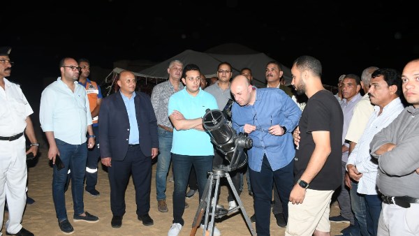 محافظ الفيوم يشارك زوار محمية وادي الريان مشاهدة ظاهرة “زخات شهب البرشاويات”