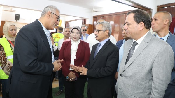محافظ بني سويف يتفقد المعرض السنوي لتوزيع الزي المدرسي على 15 ألف أسرة