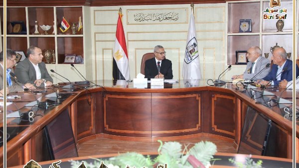 محافظ بني سويف يبحث مع بعض المستثمرين إجراءات تحسين مستوى منظومة المرافق بمنطقة بياض العرب