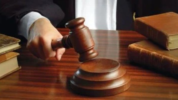 حبس منادي سيارات لقيامه بمطالبة قائدي المركبات بدفع مبالغ مالية