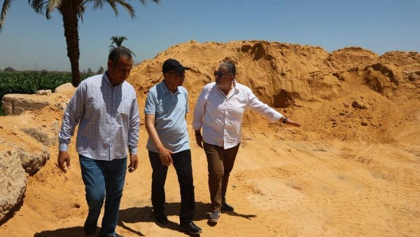 محافظ المنيا: ضبط تشوينات ومعدات ثقيلة على أرض زراعية وأوامر بمصادرتها فورًا