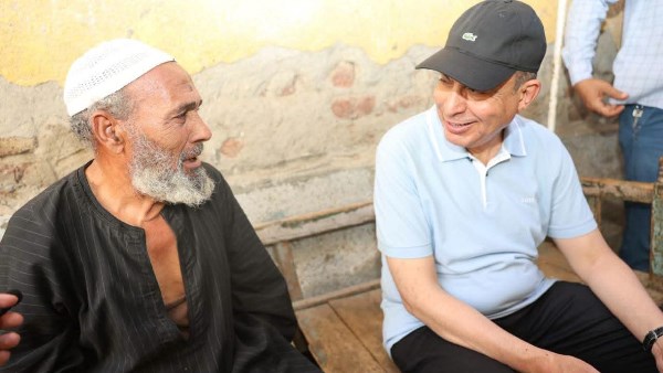 محافظ المنيا يرافق مُسنًا إلى منزله ويوجه بتوفير فرصة عمل لأحد أبنائه