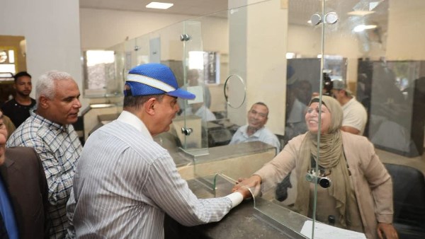 محافظ المنيا يوجه بسرعة فحص مطالب الأهالي ووضع حلول عاجلة لاحتياجاتهم