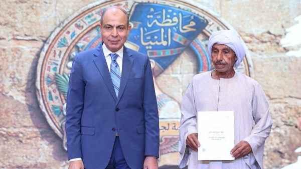 محافظ المنيا يسلم 550 عقدا جديدا .. ويؤكد : التيسير على الجادين فى إنهاء ملفات التقنين
