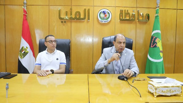 محافظ المنيا يستجيب لـ150 طلباً.. ويوجه بتطهير الترع ودخول المرافق وصرف إعانات