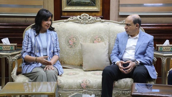 محافظ المنيا والسفيرة نبيلة مكرم يتفقدان قافلة التحالف الوطني بإدقاق المسك