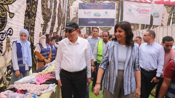 محافظ المنيا والسفيرة نبيلة مكرم يتفقدان القافلة الشاملة للتحالف الوطني بمبادرة إيد واحدة