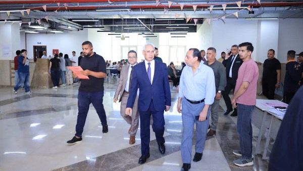 رئيس جامعة المنيا الأهلية يتابع انتظام إجراءات استلام أوراق المقبولين بالمرحلة الأولى