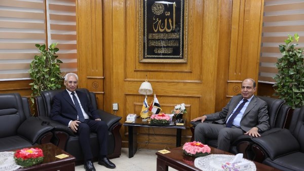 محافظ المنيا ورئيس الجامعة يبحثان سبل دعم المشروعات الخدمية والتنموية