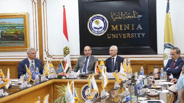 محافظ المنيا يشارك في اجتماع مجلس الجامعة.. ويؤكد: نعمل معًا لدعم جهود التنمية وتهيئة سوق العمل لاستقبال الخريجين