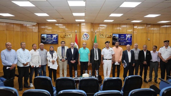 محافظ المنيا يستعرض مقترحًا لمشروع تنظيم أوضاع مركبات التوك توك