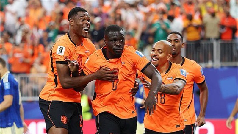 بعد رفض سلوت، هذا المدرب يقترب من تدريب منتخب هولندا