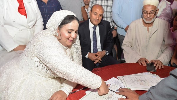 من دار الصفا لليتيمات إلى عش الزوجية.. محافظ أسيوط يشارك “مشيرة” فرحتها
