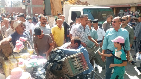 حملة مكبرة لرفع الإشغالات بشارع رياض بحي شرق أسيوط