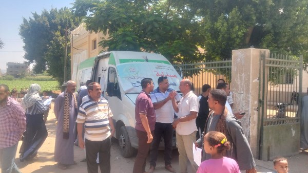 توقيع الكشف الطبي على 740 مواطنًا خلال قافلة علاجية بإحدى قرى أسيوط
