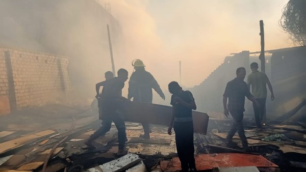 السيطرة على حريق بمعرض أخشاب في أبوتيج | صور