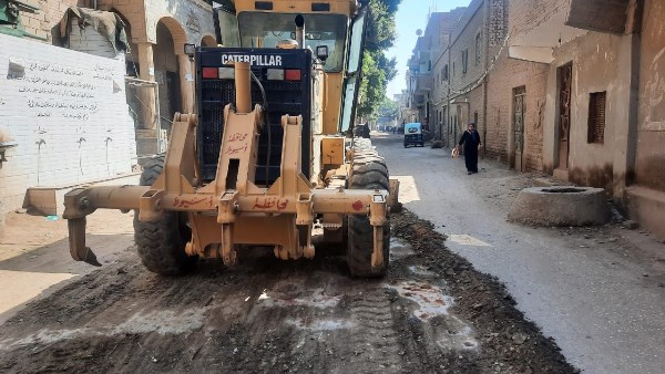 محافظ أسيوط: استمرار أعمال تمهيد وتسوية الطرق بقرية بني شقير بمنفلوط