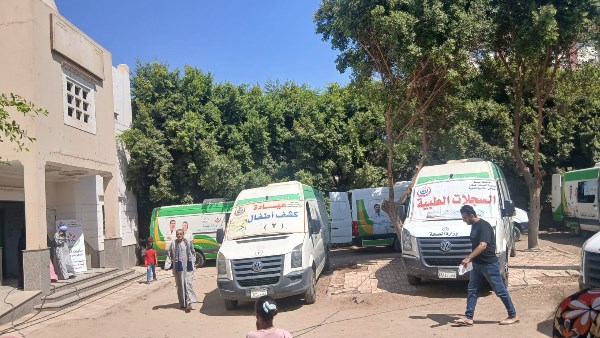 الكشف الطبي على 406 مواطنين في اليوم الأول من القافلة العلاجية المجانية بقرية أم القصور بمنفلوط