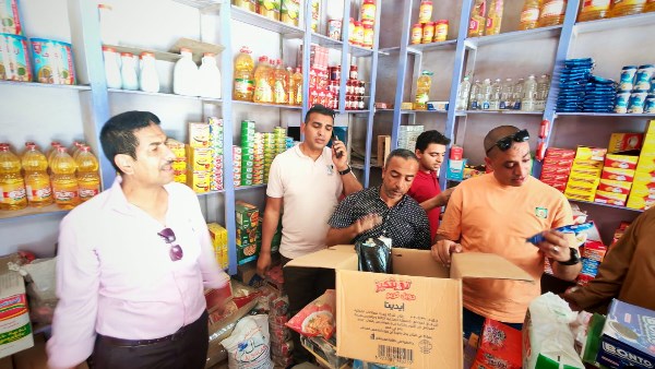 حملات مفاجئة بأسيوط تضبط 100 علبة سجائر و41 عبوة أغذية منتهية الصلاحية