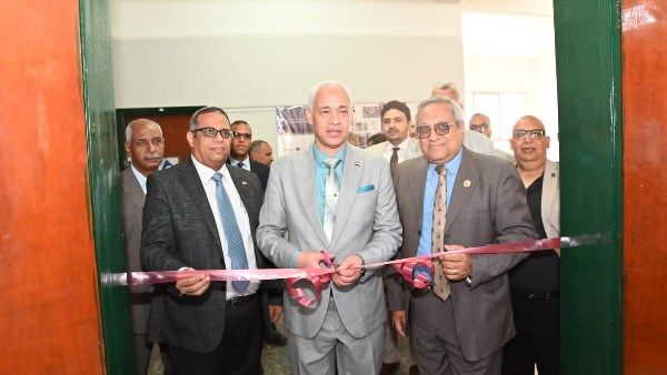 رئيس جامعة أسيوط يفتتح معرض مشروعات تخرج كلية الهندسة