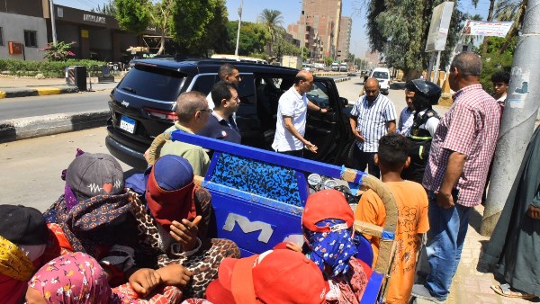محافظ أسيوط يستوقف سيارة ربع نقل وتروسيكل محملين بالأطفال بمنفلوط ويوفر أتوبيسًا لإعادتهم لمنازلهم