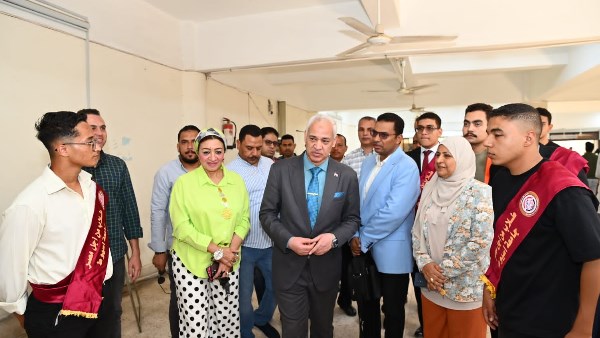 رئيس جامعة أسيوط يتفقد أعمال الكشف الطبي للطلاب الجدد