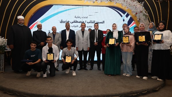 محافظ سوهاج يشهد حفل تكريم 45 من أوائل الثانوية العامة والأزهرية