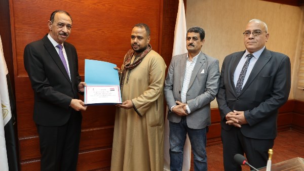 محافظ سوهاج يكرم مزارعي القمح بعد تحقيق طفرة توريد بـ190 ألف طن