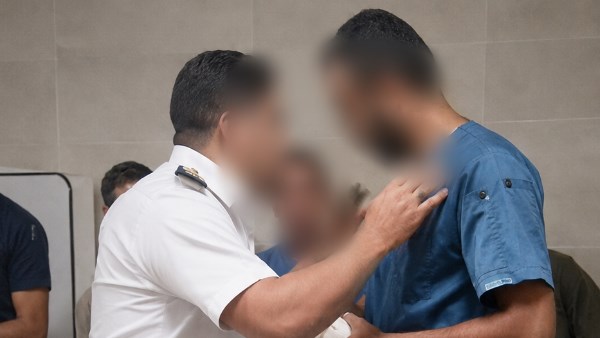 متقرفناش .. فيديو متداول لمشادة بين ضابط شرطة وطبيب في مستشفى بسوهاج