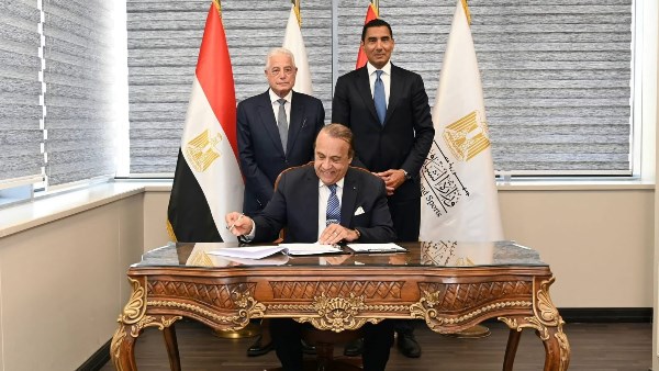 وزير الشباب والرياضة يشهد توقيع عقد استضافة مصر لبطولة كأس العالم للدارتس 2027