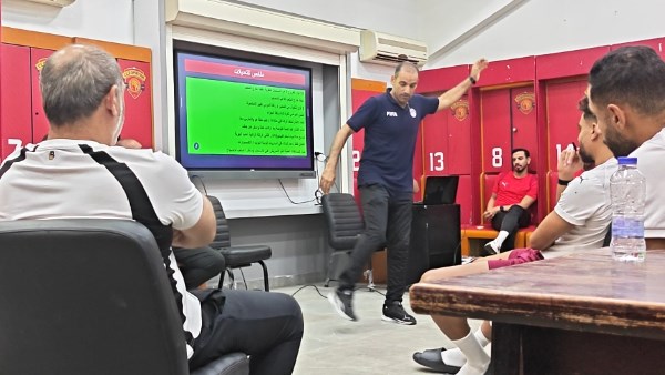 قبل انطلاق الدوري.. محمد يوسف ييشرح للاعبي سيراميكا كليوباترا تعديلات قانون التحكيم