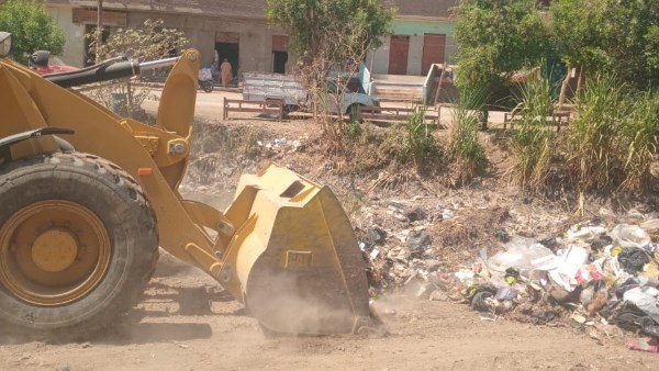 قنا.. رفع 36 طن مخلفات وتمهيد 5 كيلومترات طرق بنجع حمادى