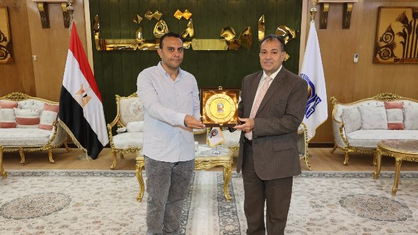 رئيس جامعة قنا يكرم المهندس جمال ملاك تقديرًا لإنجازاته التكنولوجية الدولية