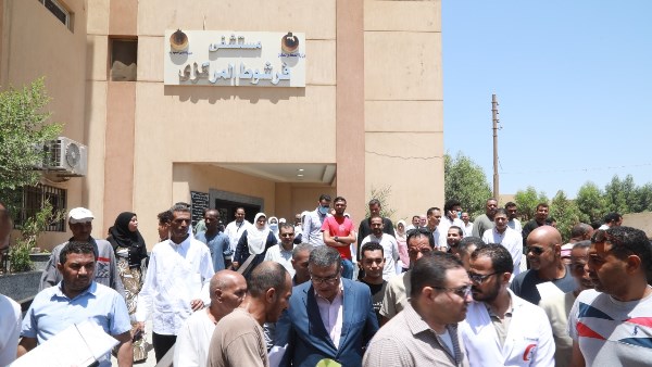 محافظ قنا: حظر سير التوكتوك في مدينة فرشوط وعمل خطوط سيرفيس للقرى| صور