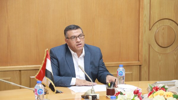 محافظ قنا يعلن تكريم المبلغين عن سيارات الكسح المخالفة