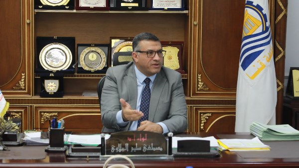 محافظ قنا يبحث مع وفد جامعة عين شمس بدء تطبيق دليل الهوية البصرية