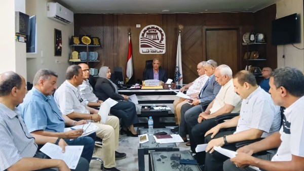 أخبار قنا: ضبط 100 كيلو أعشاب منتهية الصلاحية.. ومصرع سيدة أثناء محاولة عبورها مزلقان سكة حديد غير شرعي