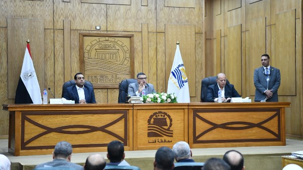 موجهاً بسرعة حل الشكاوى .. محافظ قنا يفحص 205 طلبات باللقاء المفتوح | صور