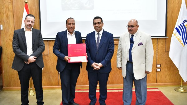 نائب محافظ قنا يسلم شهادات تخرج للمشاركين فى برنامج تدريب الطاقة المتجددة