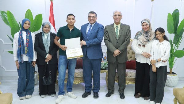 محافظ قنا يكرم أوائل الثانوية العامة تقديرًا للتفوق الدراسي والعلمي | صور